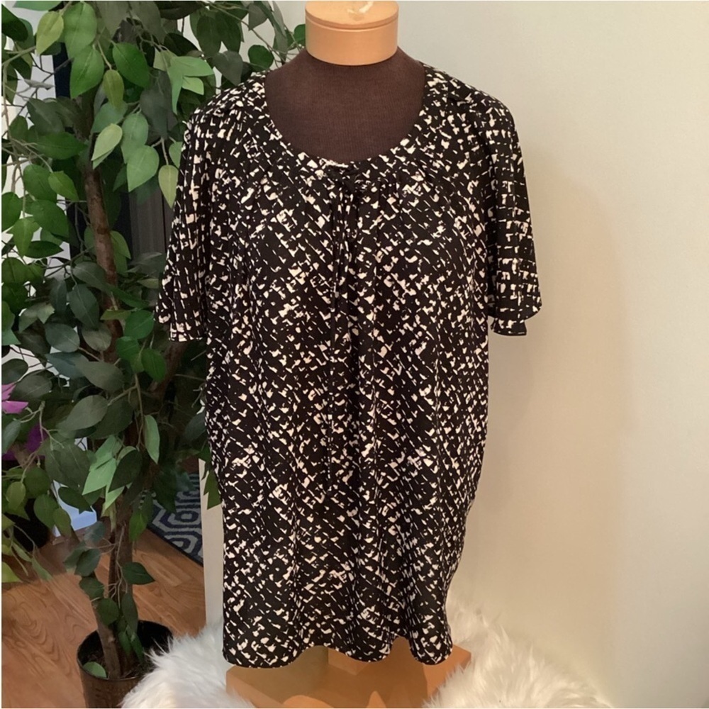 Apt 9 flutter sleeve blouse Woman’s size XL black and white lightweight